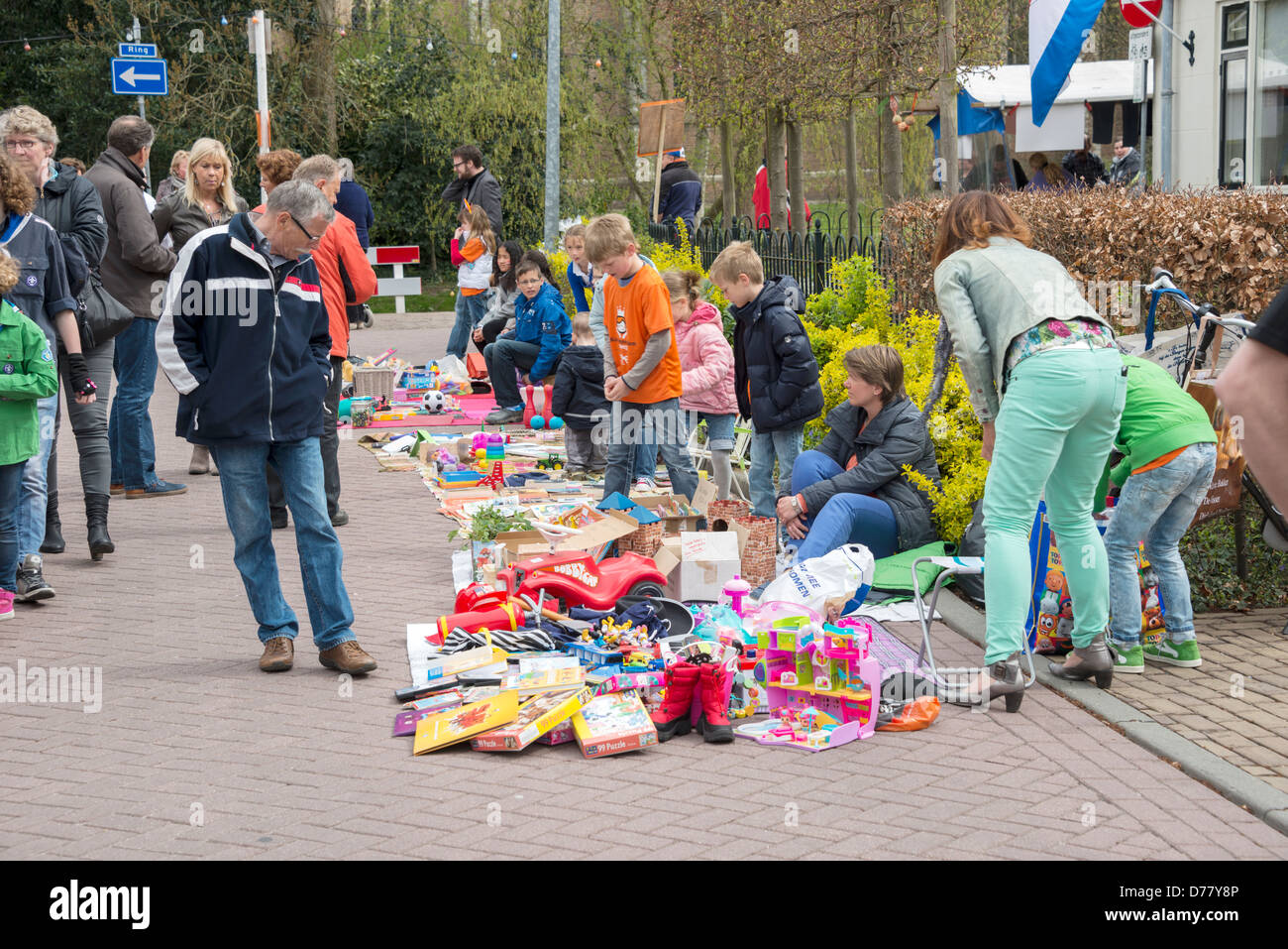 Menschen beim Einkaufen am Königinnentag auf der Straße in den Niederlanden Stockfoto