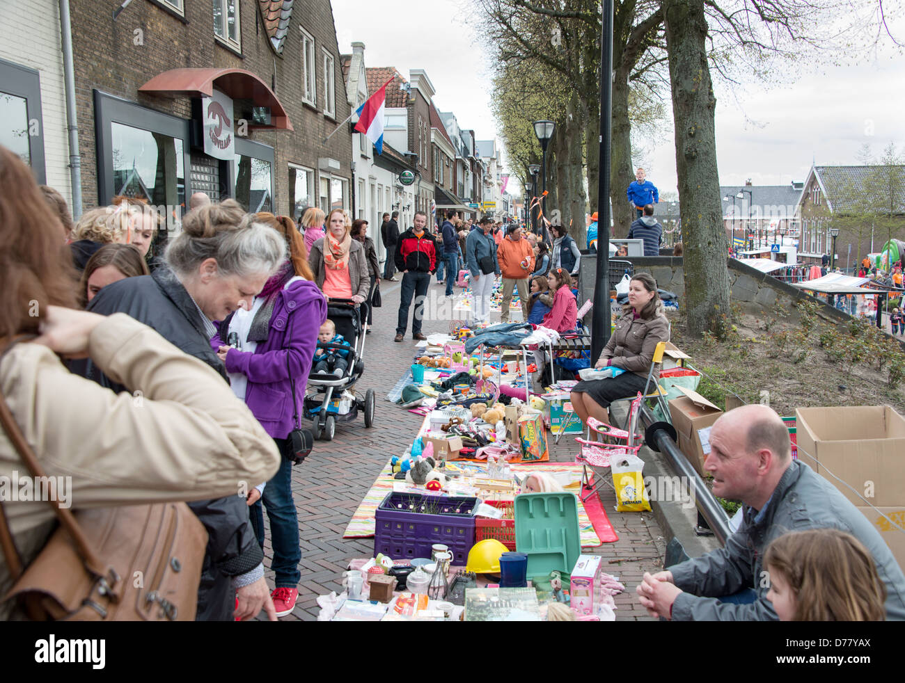 Menschen beim Einkaufen am Königinnentag auf der Straße in den Niederlanden Stockfoto