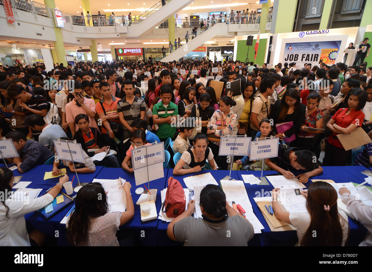 Philippinische Arbeitsuchende strömen nach Anwendung Schreibtische während einer Jobmesse in einem Einkaufszentrum in Davao City, südliche, Philippinen. Stockfoto