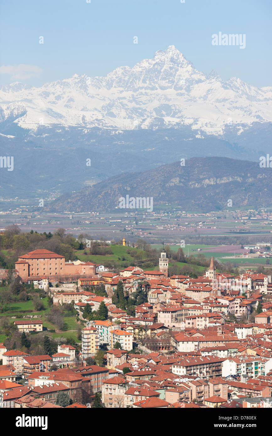 LUFTAUFNAHME. Historische Stadt Saluzzo mit dem 3841 Meter hohen Monte Viso in der Ferne. Provinz Cuneo, Piemont, Italien. Stockfoto