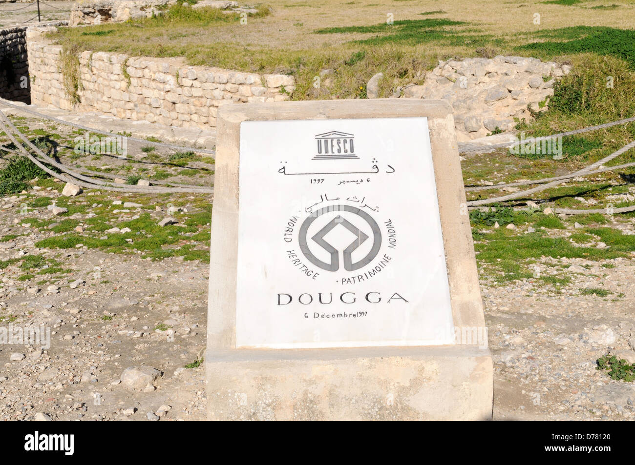 UNESCO-Welt-Heritge Website Gedenktafel am Dougga römische Stadt Tunesien Stockfoto