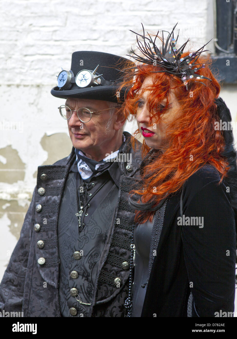 Senior Mann und mit seiner Tochter in Gothic Kleidung bei Whitby Gothic Weekend.  Whitby, England am 27. April 2013. Stockfoto