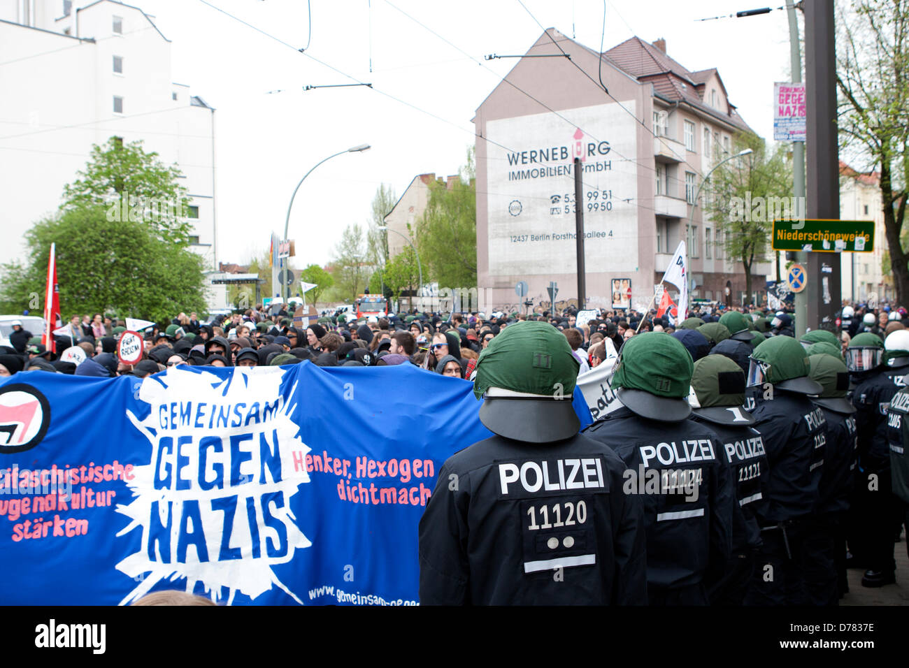 Berlin, Deutschland. Rund 4000 Demonstranten protestierten gegen die politischen Partei NDP Demonstration, die am 1. Mai in Berlin stattfinden wird. Credit: Rey T. Byhre Alamy Live News Stockfoto