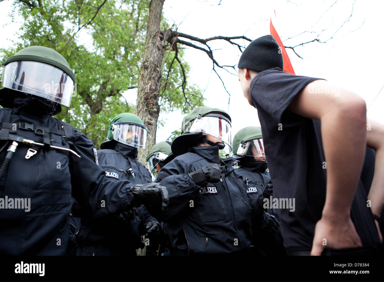 Berlin, Deutschland. 1. Mai 2013.  Ein Demonstrant konfrontiert Polizei während einer Protestaktion gegen die NPD. Bildnachweis: Rey T. Byhre /Alamy Live-Nachrichten Stockfoto