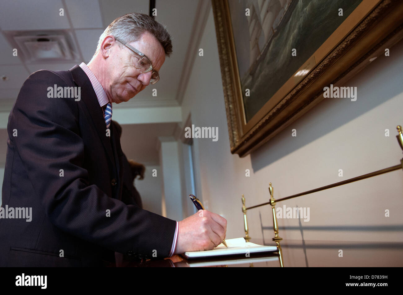 Bundesminister der Verteidigung Thomas de Maiziere unterschreibt das Gästebuch bei der Ankunft im Pentagon 30. April 2013 in Washington, DC. Stockfoto