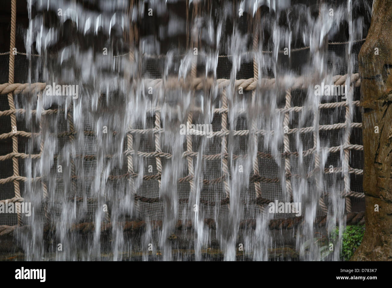 Wasser an einem Seil mesh Stockfoto