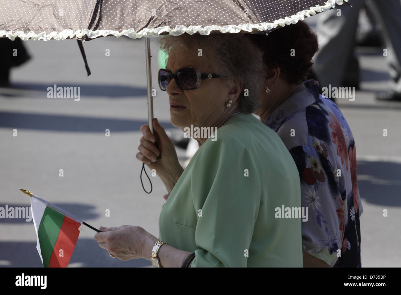 Sofia, Bulgarien. 1. Mai 2013.  Zwei Frauen, die sich mit einem Regenschirm aus der sengenden Hitze zu schützen, während der Tag der Arbeit-Demonstration im Zentrum von Sofia. (Credit: Credit: Johann Brandstatter / Alamy Live News) Stockfoto