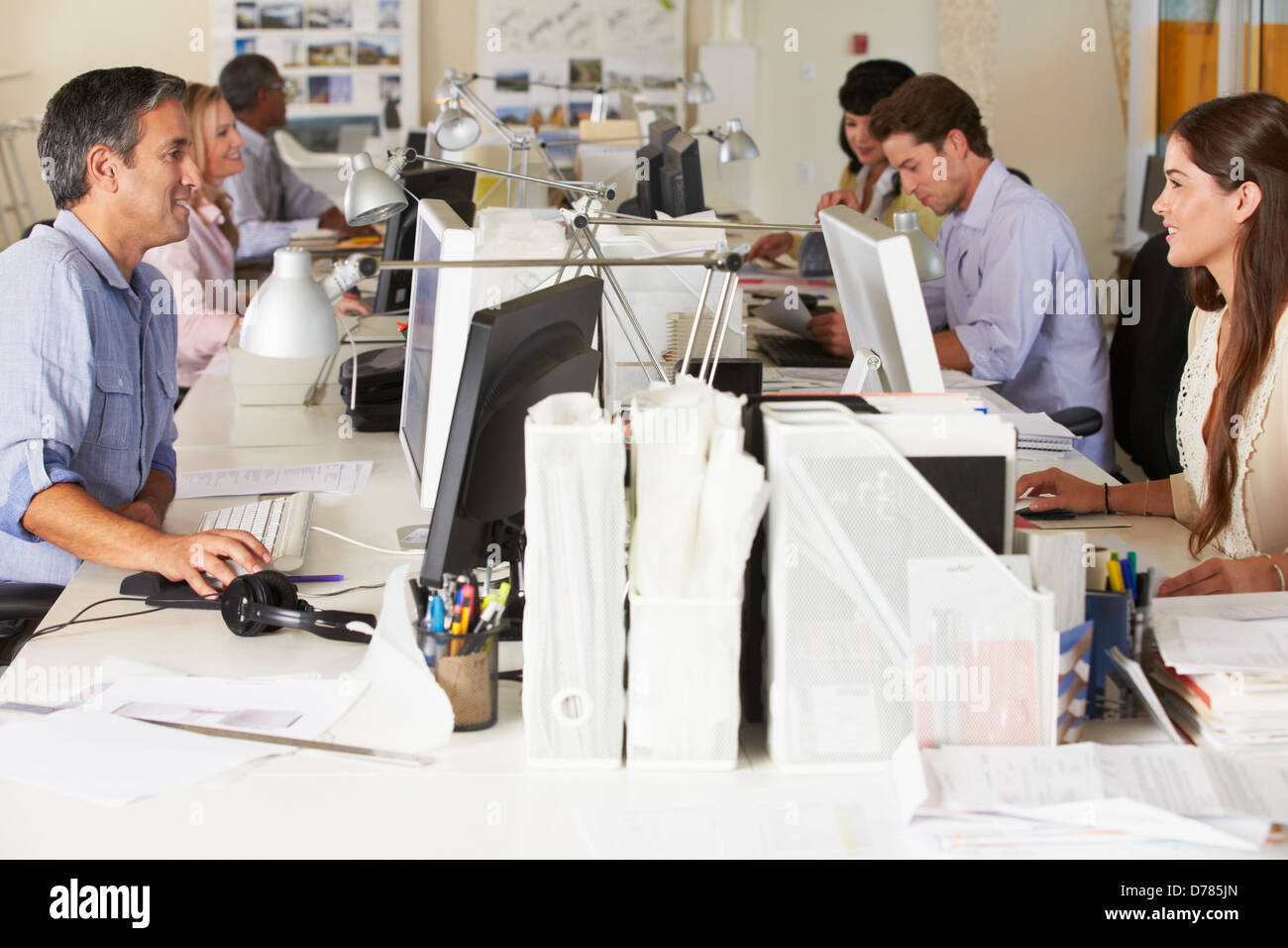 Team arbeiten am Schreibtisch im Büro beschäftigt Stockfoto