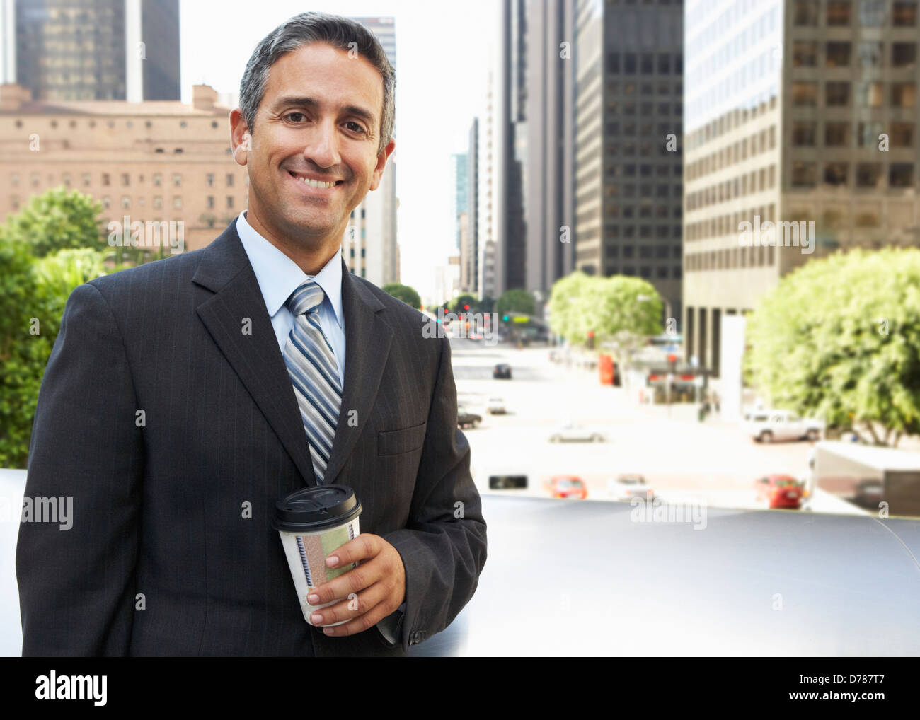 Geschäftsmann, trinken Kaffee zum Mitnehmen vor Büro Stockfoto
