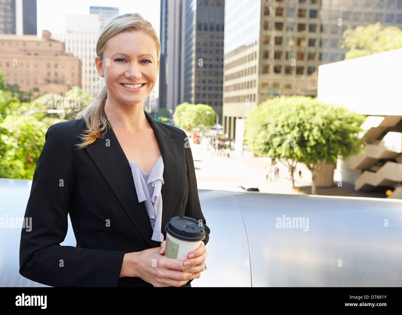 Geschäftsfrau, trinken Kaffee zum Mitnehmen vor Büro Stockfoto