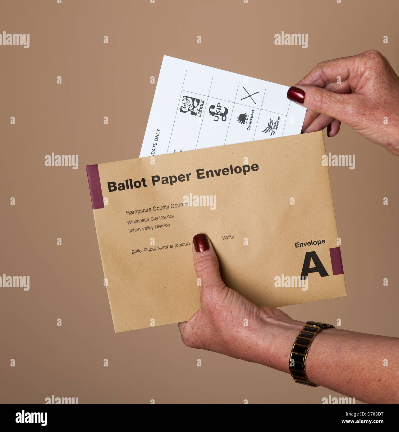 Wahlzettel X gegen die konservative Partei Box Papier wird in der Briefwahl Umschlag gesteckt Stockfoto