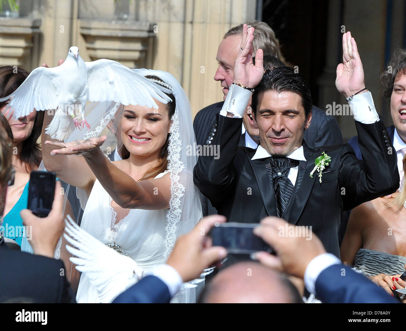 Alena Seredova und italienische Torhüter Gianluigi Buffon "Gigi" weiße Tauben freizugeben, als sie die Kirche von St. Peter fahren und Stockfoto