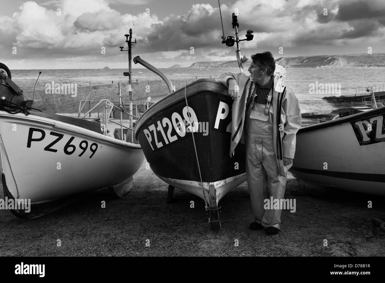 Fischer mit seinem Boot Schwarz / weiß Stockfoto