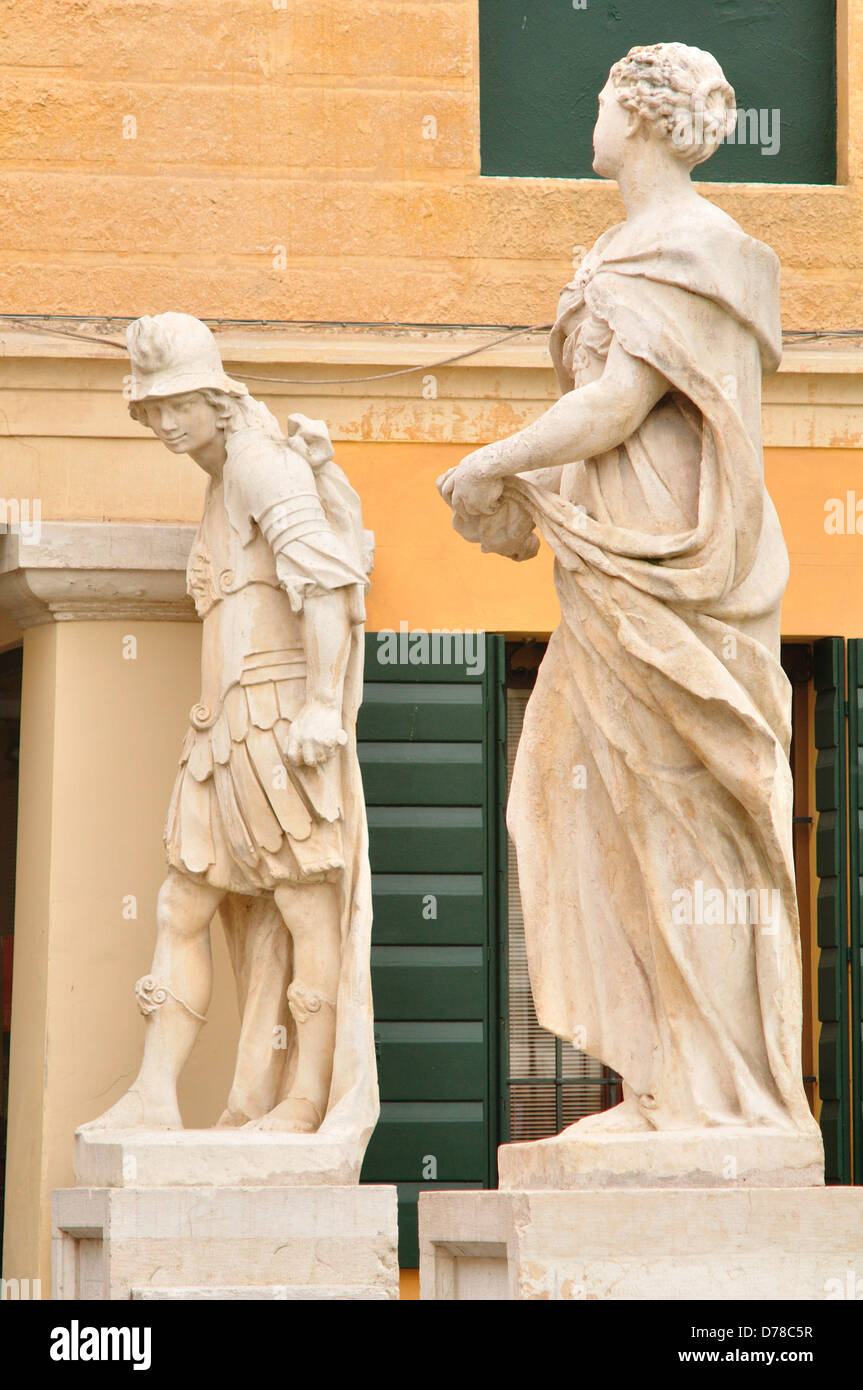 Italien, Veneto, Castelfranco Veneto, Statue stehen außen Kathedrale Stockfoto
