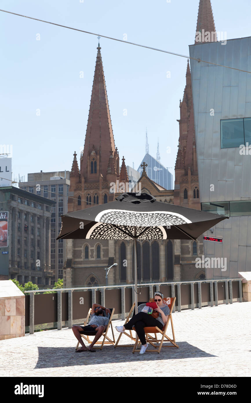 Entspannen am Federation Square, Victoria, Australien Stockfoto