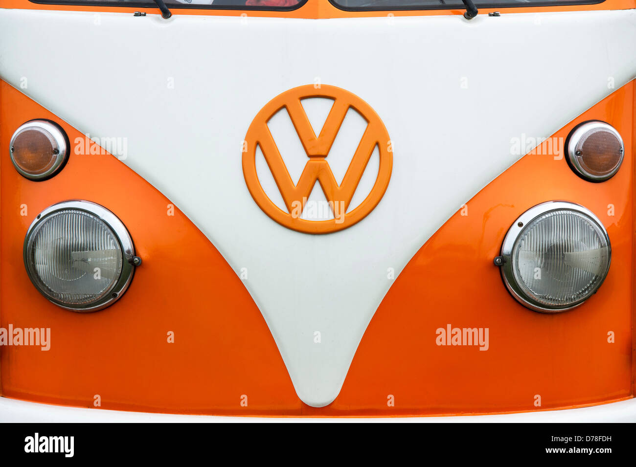 Orange-weißen VW Split Screen Volkswagen Camper van front-end Stockfoto