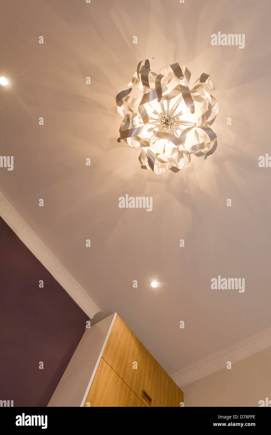 Dekoratives Licht Schatten in modernen Schlafzimmer Stockfoto