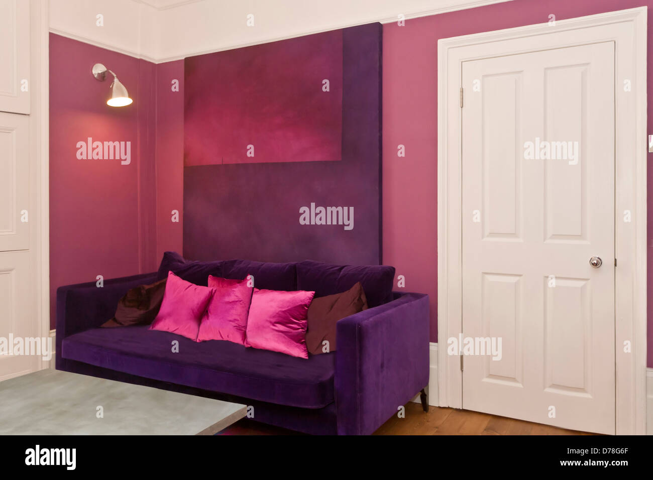 Moderne Rezeption Zimmer mit lila Wänden Stockfoto