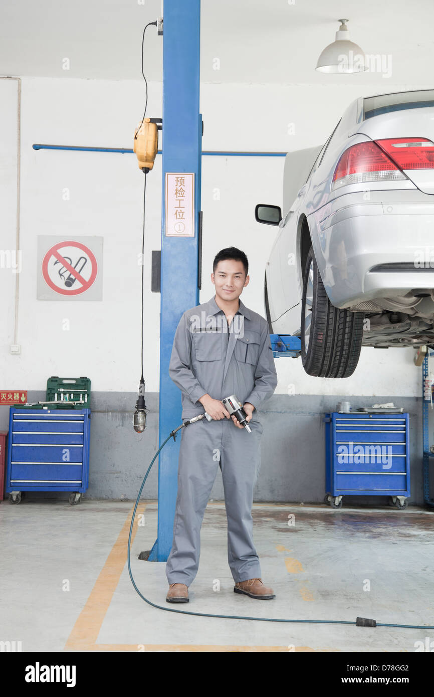 Mechaniker mit Power-Tool Stockfoto