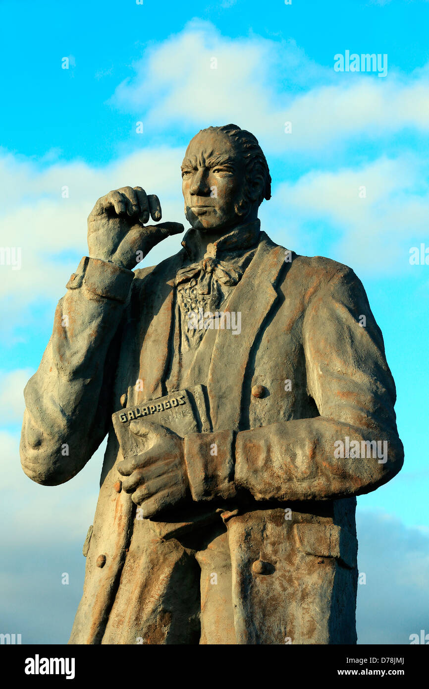 Statue von Charles Darwin mit Blick auf Bucht von Darwin oder Tierjeta Bay, den ersten Platz, die er besucht in den Galapagos-Inseln Stockfoto