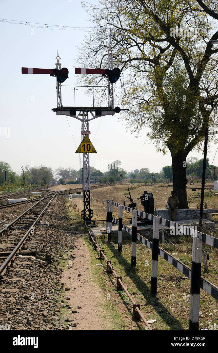 Semaphor Signal Post, Punkte Rahmen, indische Eisenbahn, Madhya Pradesh, Indien Stockfoto