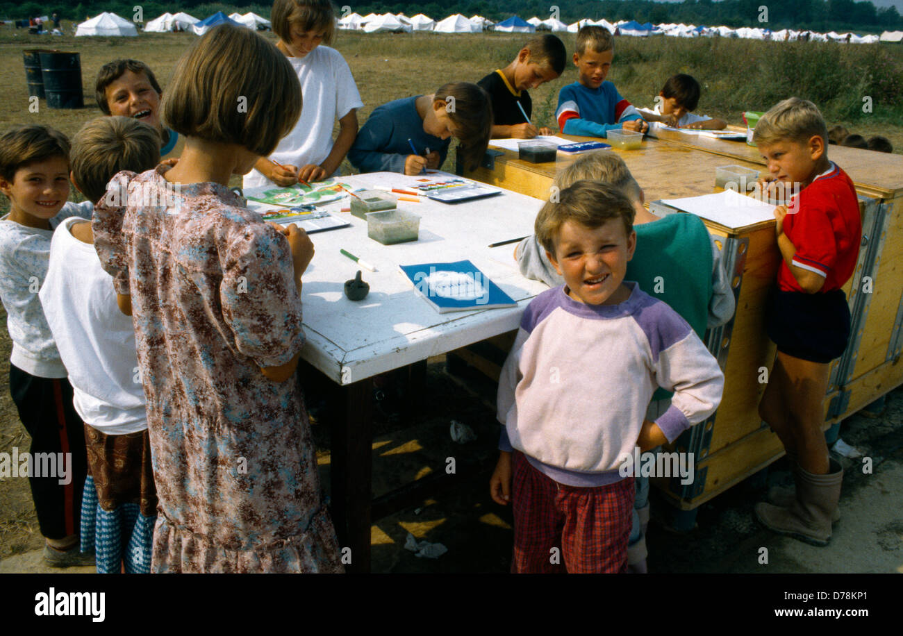 Tuzla Flugplatz Bosnien temporäre Schule für bosnische Flüchtlinge Un Camp Stockfoto