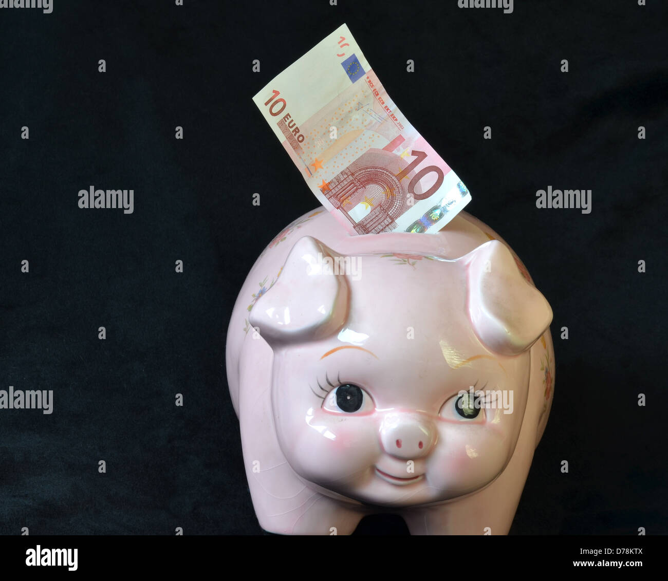 Geld Box Schwein mit 100 Euro Notennummer 3299 Stockfoto
