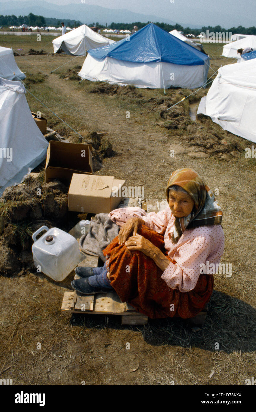 Tuzla Flugplatz Bosnien ältere Flüchtlinge unter Zelt Häuser Un Camp Flüchtlinge Stockfoto