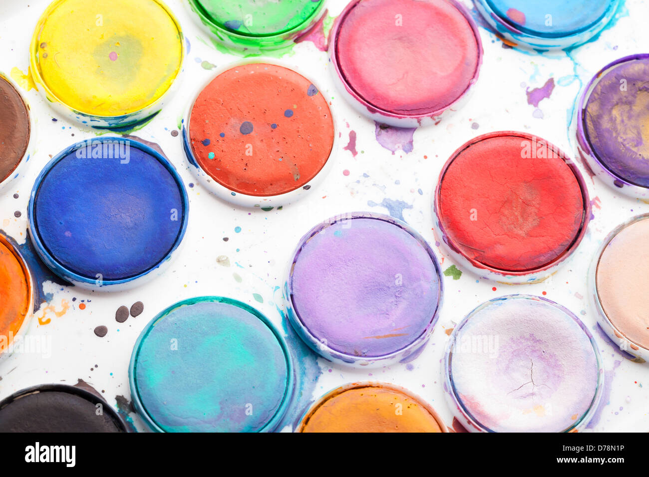 Makrofoto des bunten Aquarellfarben in weißem Kunststoff-box Stockfoto