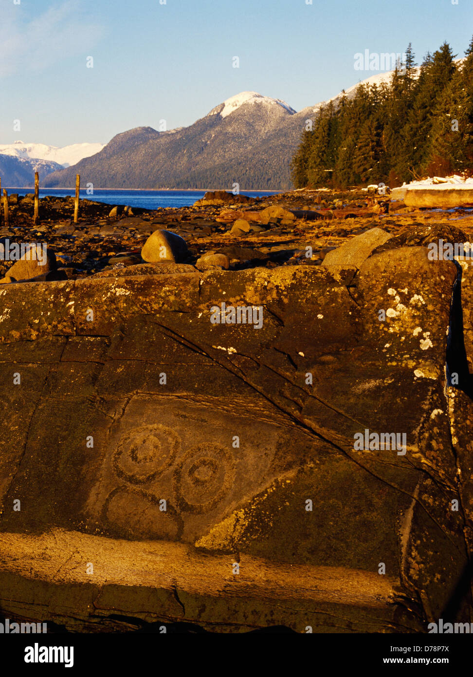 Alten Felszeichnungen auf Petroglyph Strand Wrangell Island südöstlich Alaska. Stockfoto