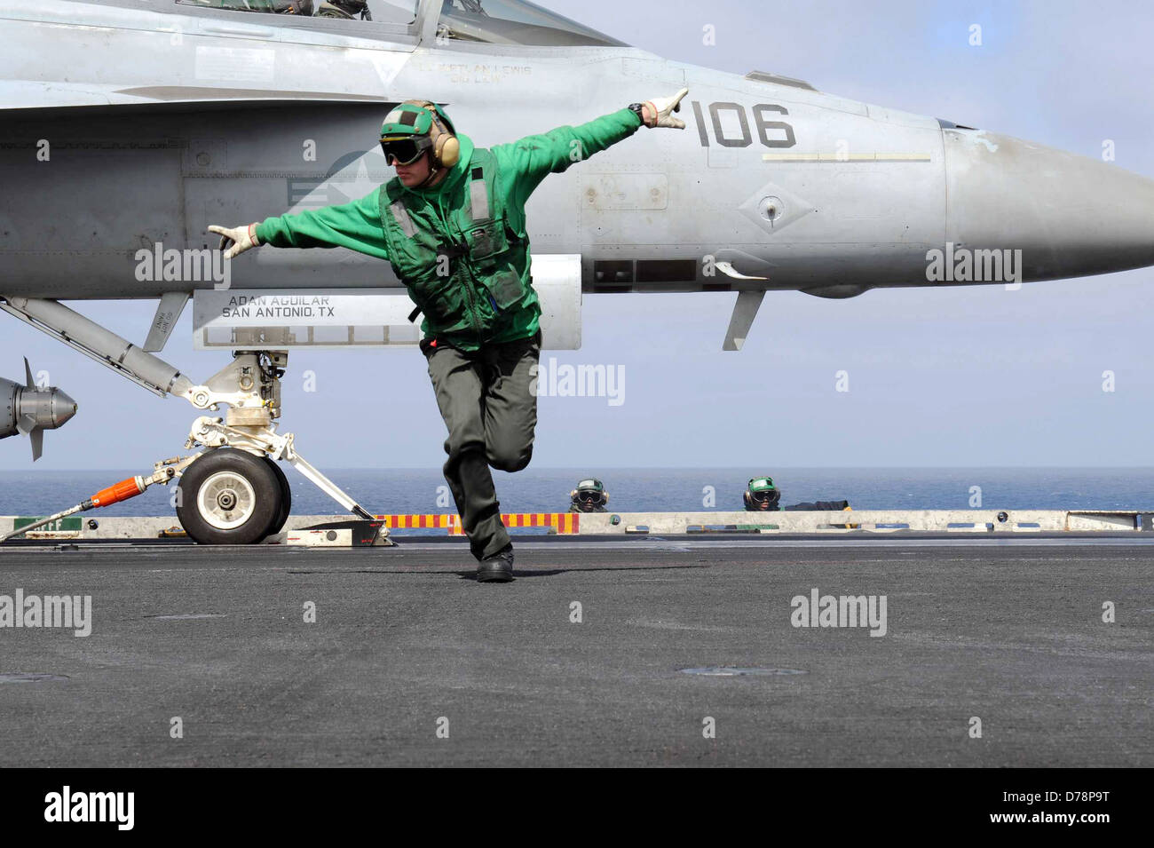 US Marine Aviation Boatswain Mate 3. Klasse Justin Bryan signalisiert Start für eine F-A-18F Super Hornet auf dem Flugdeck an Bord des Flugzeugträgers USS John C. Stennis 29. April 2013 in den Pazifischen Ozean. Stockfoto