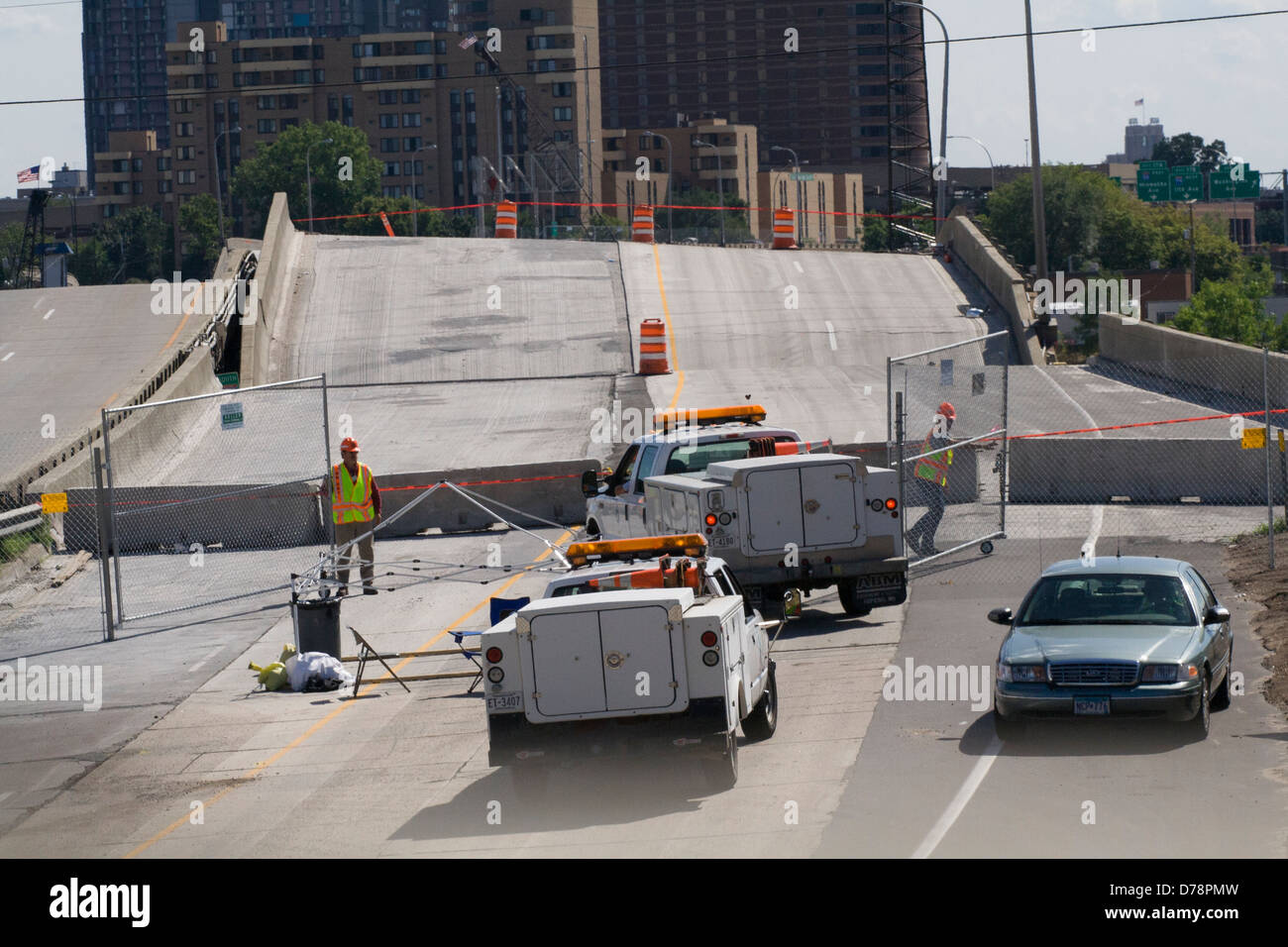 Die Arbeiten beginnen die Bereinigung für die Brücke 35W zusammengebrochen Über den Mississippi im Jahr 2007 Stockfoto