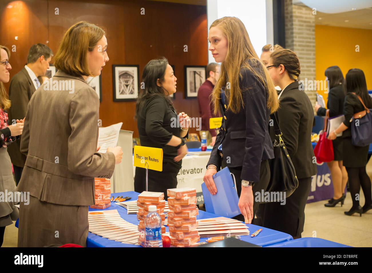 Arbeitssuchende zu besuchen, ein Praktikum und Jobmesse an der Pace University in New York Stockfoto