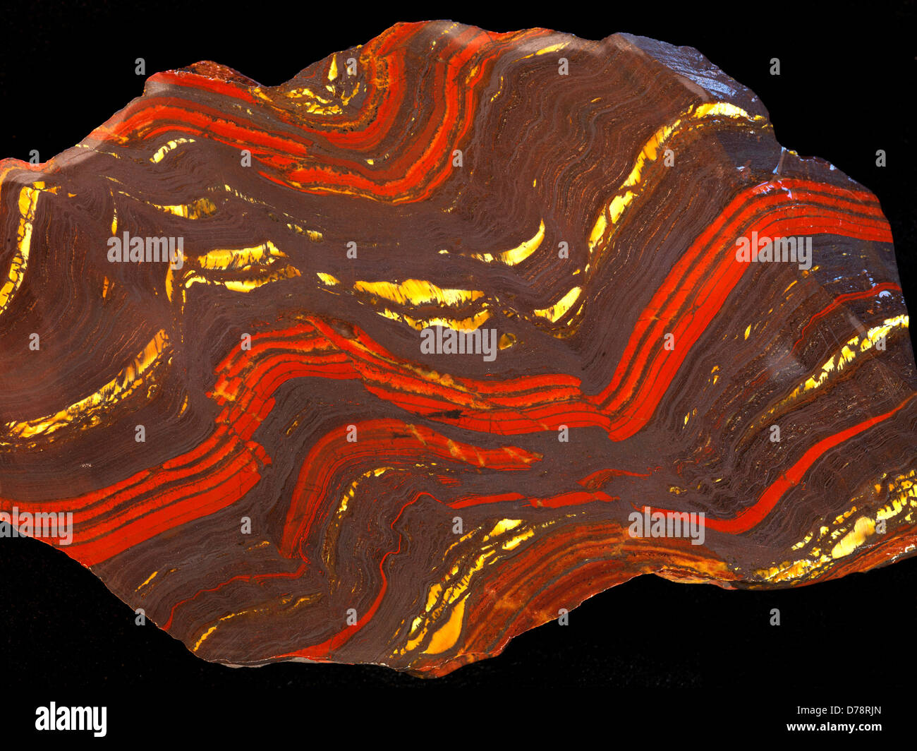 Australische Tiger Eisen Probe 2,2 bis 2,4 Milliarden-j hrige banded Iron Formation zeigt tektonischen faltet dunkler Hämatit rot Stockfoto