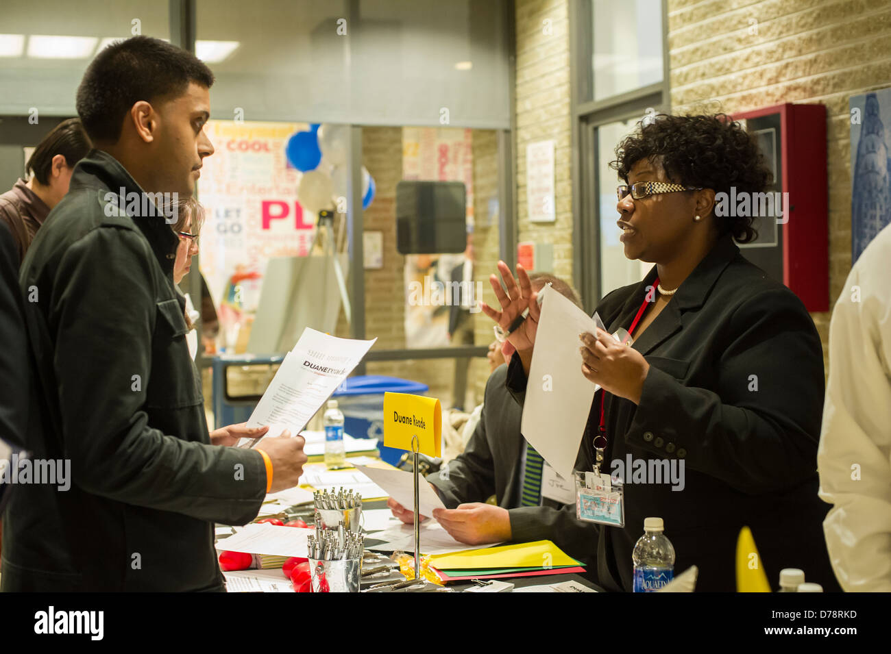 Arbeitssuchende zu besuchen, ein Praktikum und Jobmesse an der Pace University in New York Stockfoto