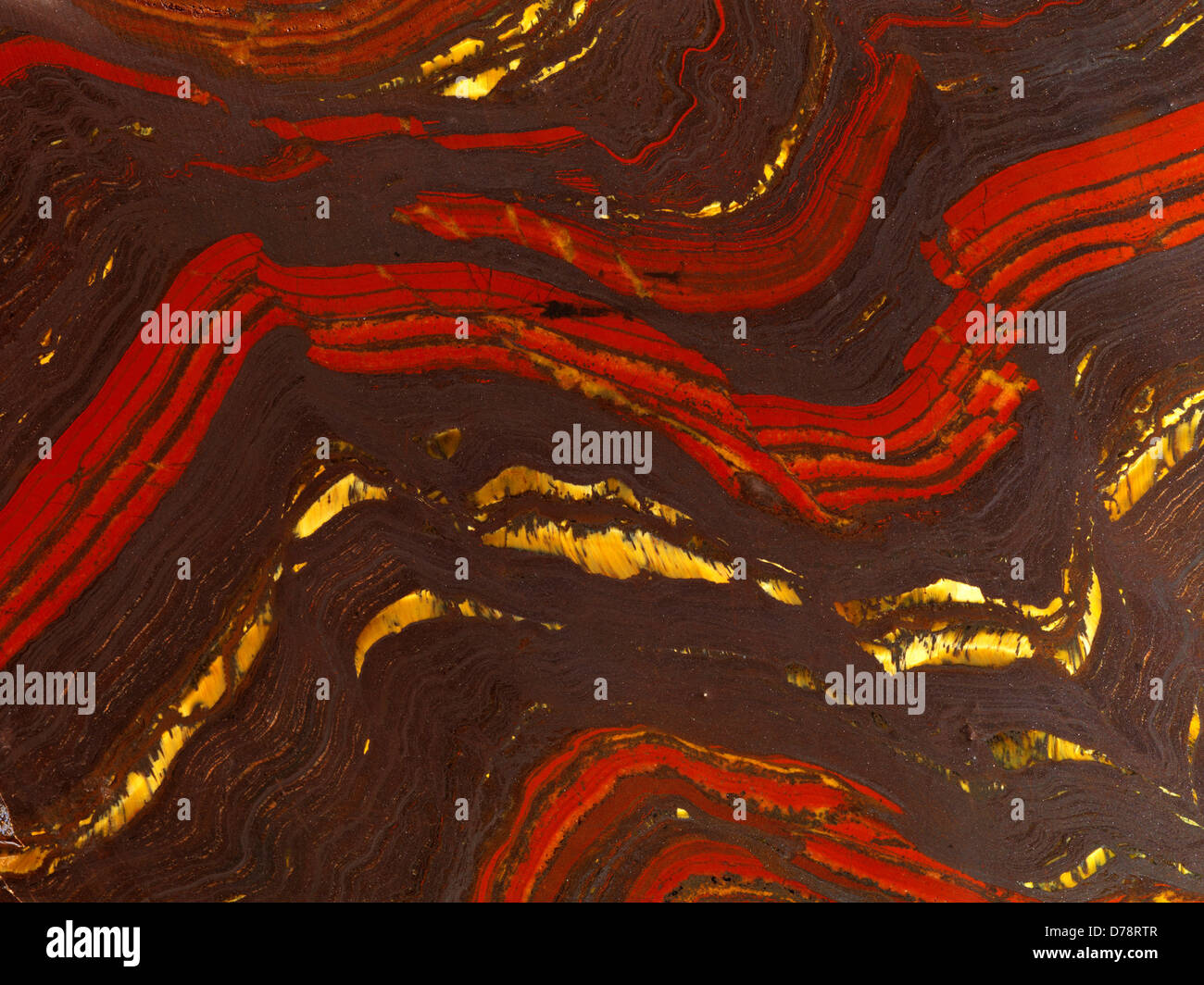 Australische Tiger Eisen Probe 2,2 bis 2,4 Milliarden-j hrige banded Iron Formation zeigt tektonischen faltet dunkler Hämatit rot Stockfoto