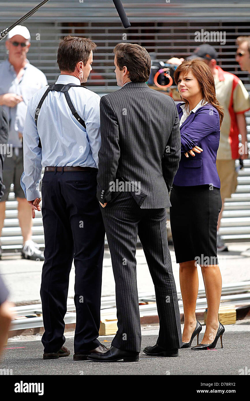 Tim Dekay Matthew Bomer Und Tiffani Thiessen Dreharbeiten Am Set Von White Collar In Manhattan New York City Usa 30 06 11 Stockfotografie Alamy