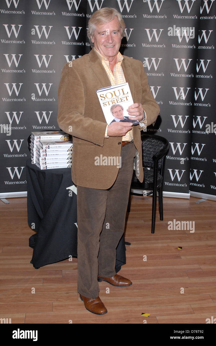 (Datei Pics) Bill / William Roache (aka Ken Barlow in Krönung-Straße), die hat schon festgenommen heute (1. Mai 2013) fotografiert auf A Buch Unterzeichnung für seine Autobiographie "Seele auf der Straße" im Jahr 2007 bei Waterstones, Bluewater, Greenhithe Kent UK 9. Oktober 2007 Credit: Ben Rektor/Alamy Live News Stockfoto