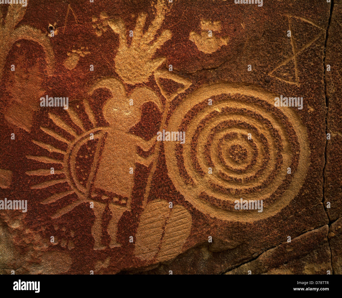 Petroglyphen Ghaan'ask'Idii Bucklige Gott konzentrische Kreise Sanduhr symbol Born for Water Gobernador gegenständlichen Stil Stockfoto