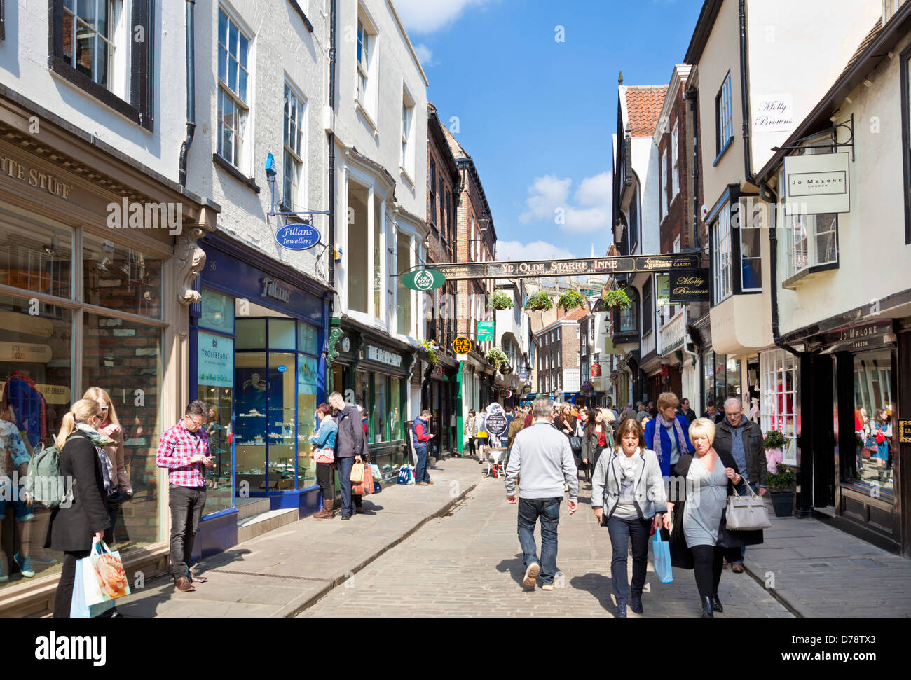 Stonegate in der Stadt York ist eine geschäftige Einkaufsstraße, York City Centre North Yorkshire England UK GB Europa Stockfoto