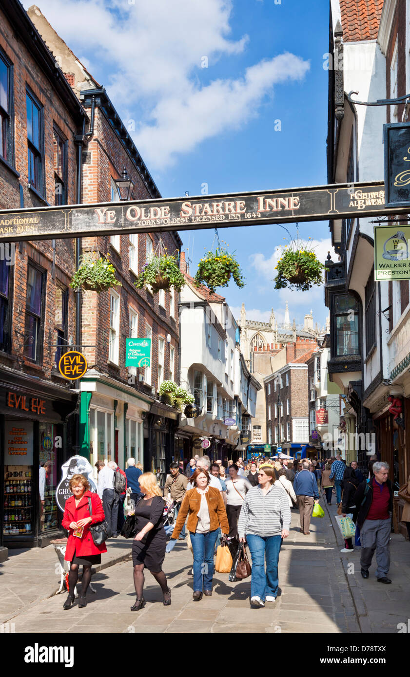 Stonegate in der Stadt York ist ein beschäftigt shopping street, York City Centre North Yorkshire England UK GB EU Stockfoto