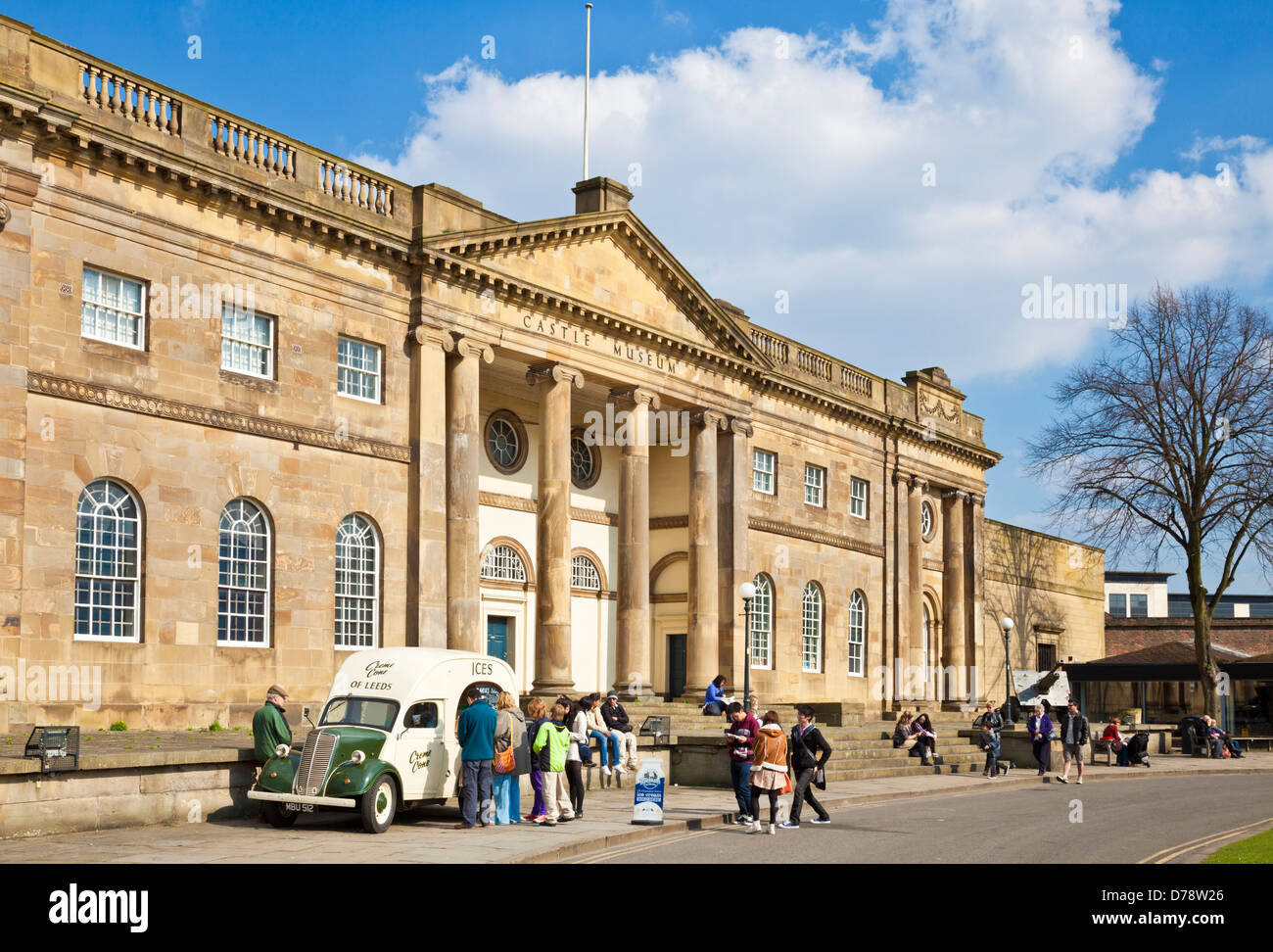 Old fashioned Eiswagen außerhalb des York Castle Museum Eye of York oder Castle Green York North Yorkshire England UK GB EU Stockfoto