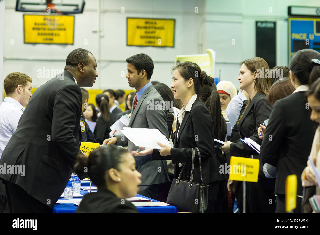 Arbeitssuchende zu besuchen, ein Praktikum und Jobmesse an der Pace University in New York Stockfoto