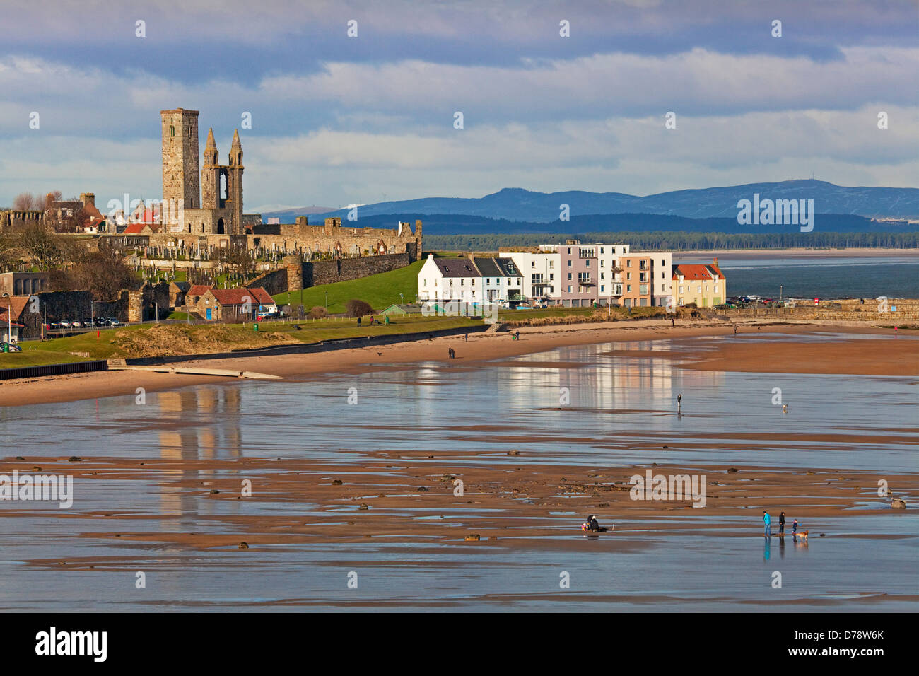 Osten Sands, St Andrews, zeigt den Hafengebäuden und Kathedrale. Stockfoto