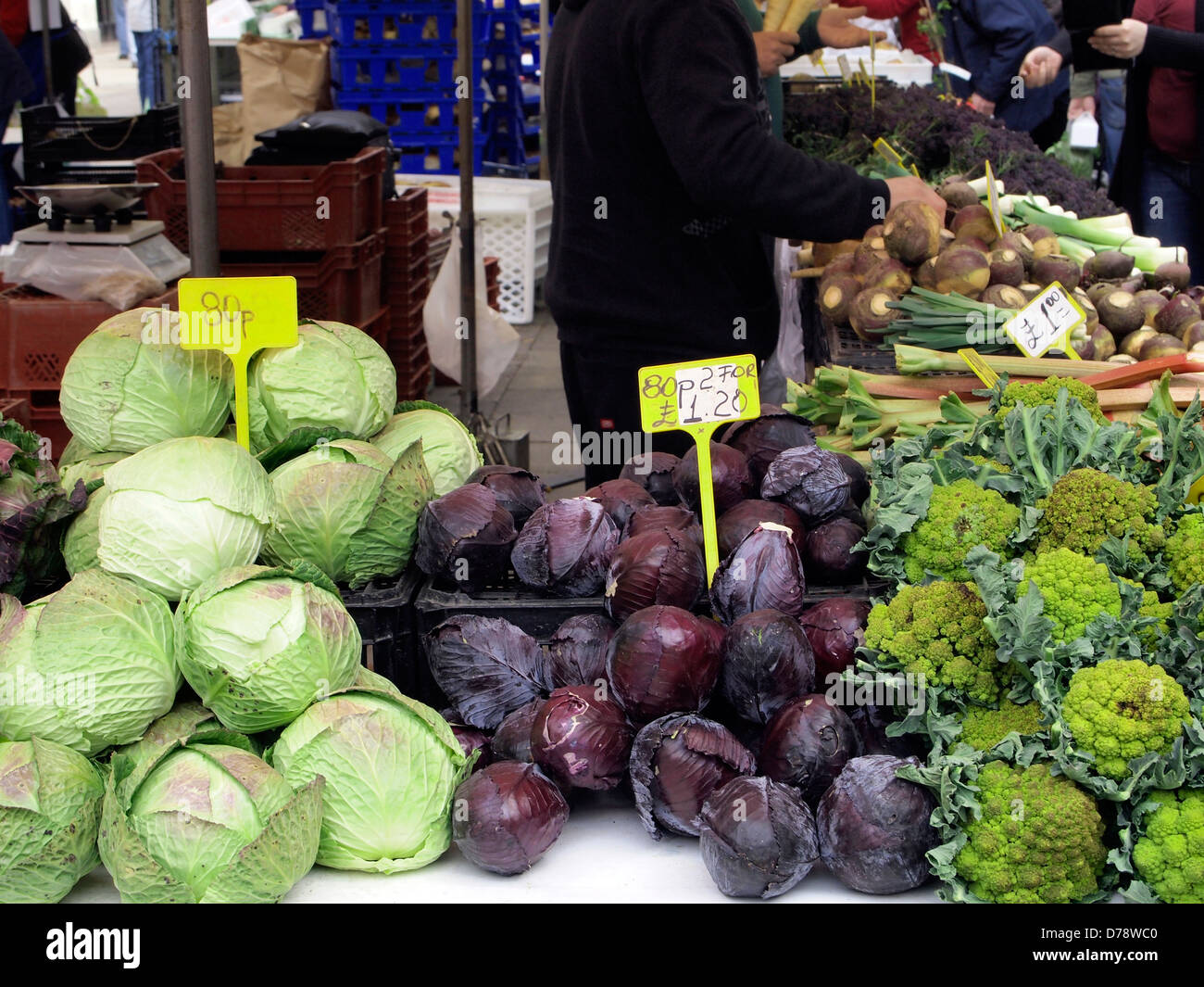 Roten und weißen Kohl und ein gelber Blumenkohl auf den Verkauf von einem Stall in Winchester Bauernmarkt. Stockfoto