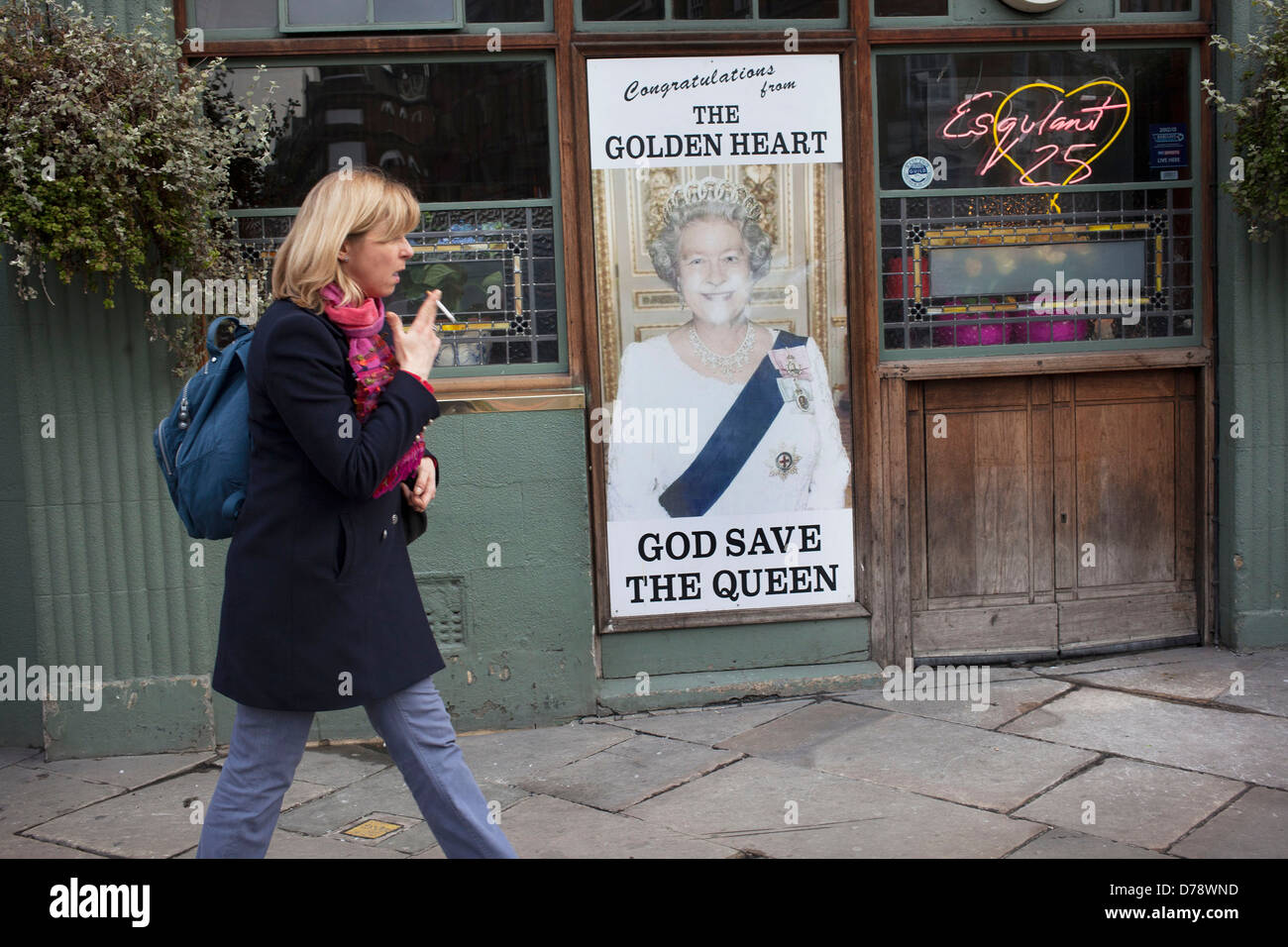 Zeichen von Königin Elizabeth II lesen "God Save The Queen" zu ihrem Jubillee Jahr vor einem Pub in London feiern. Stockfoto