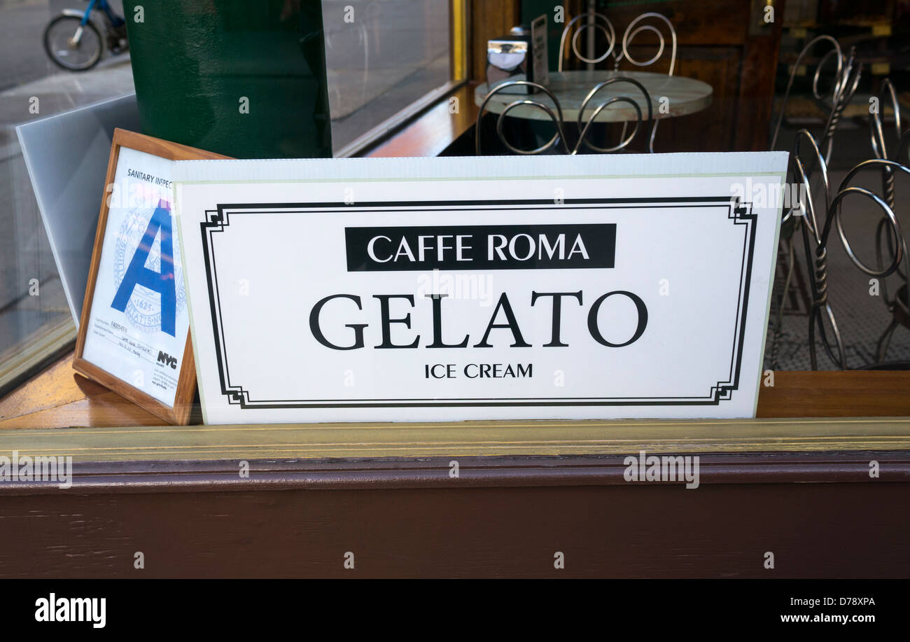 Ein EisZeichen im Fenster Caffe Roma in Little Italy in New York City