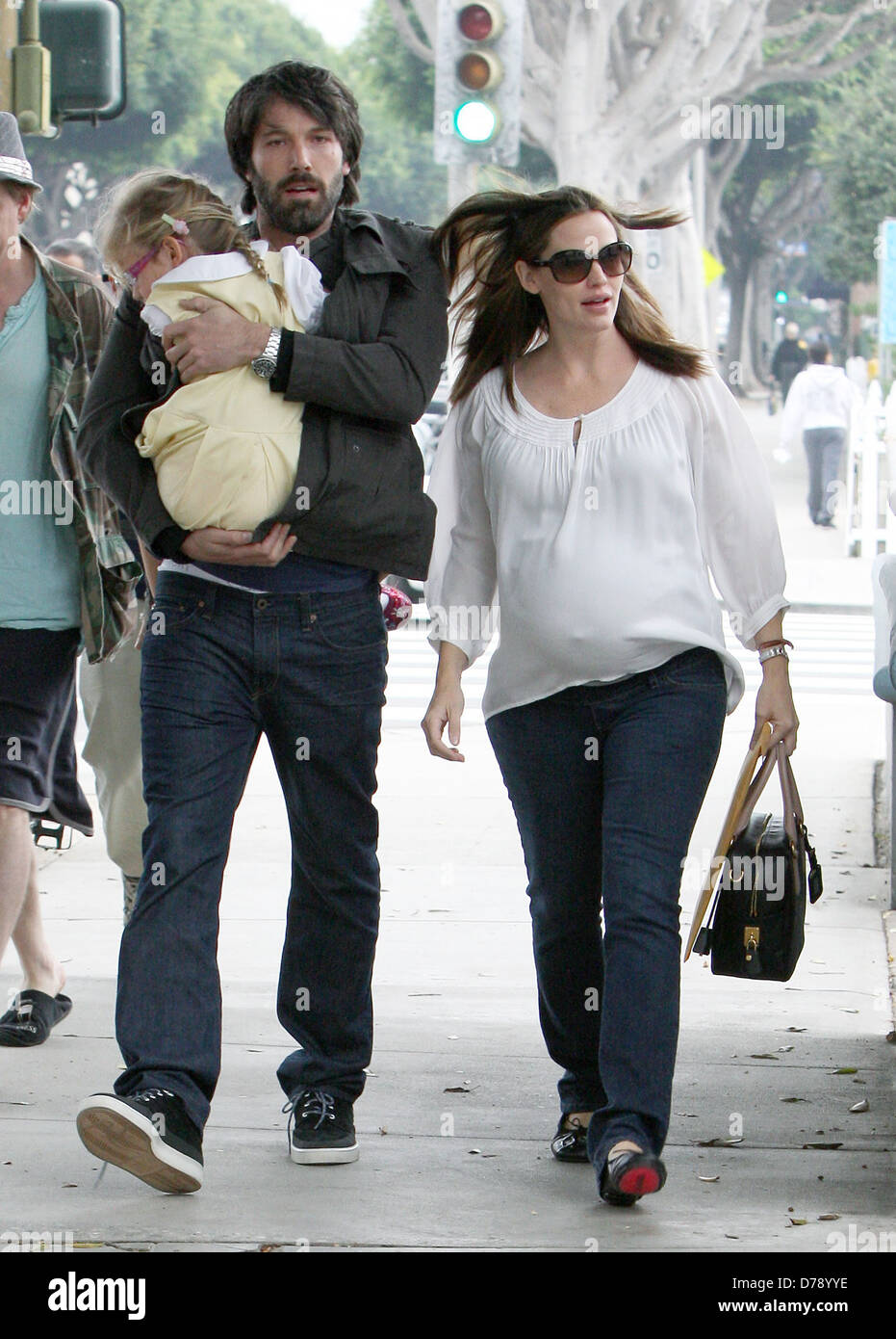 Schwanger Jennifer Garner unterwegs mit ihrem Ehemann Ben Affleck und ihre älteste Tochter Violet Affleck in Santa Monica. Stockfoto