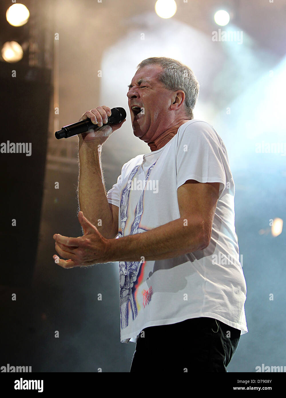 Deep Purple Ian Gillan Auftritten auf der Bühne in der O2 Arena als Teil von Deep Purple mit einem 32-köpfigen Orchester. London, England Stockfoto