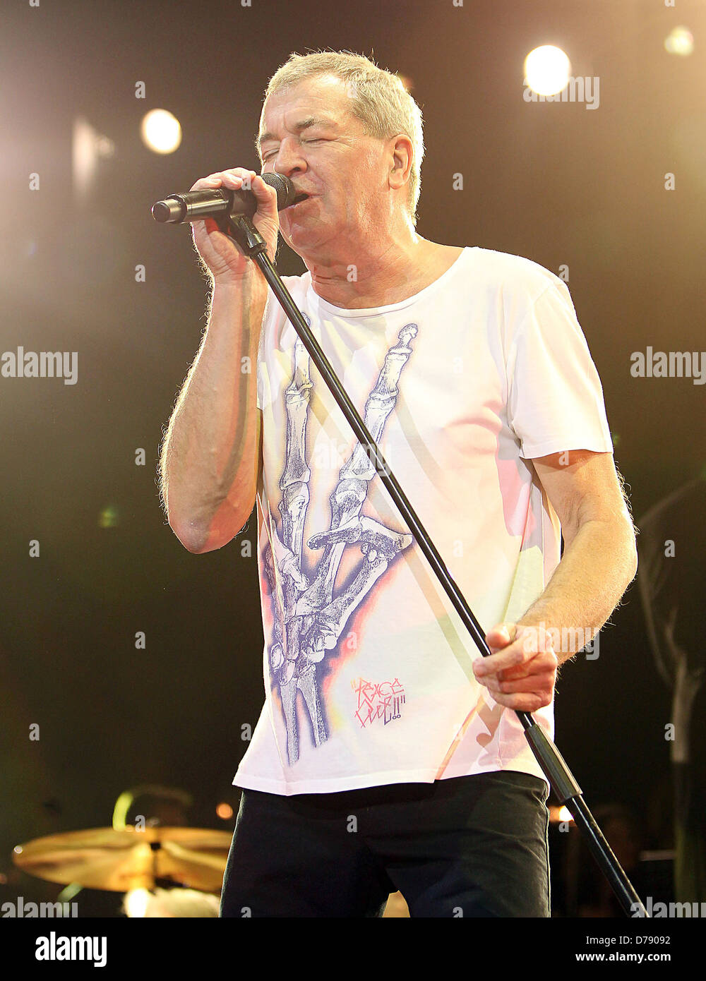 Deep Purple Ian Gillan Auftritten auf der Bühne in der O2 Arena als Teil von Deep Purple mit einem 32-köpfigen Orchester. London, England Stockfoto